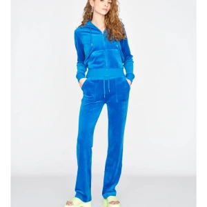 Juicy Couture set - Säljer ett super snyggt juicy sett, både hoodie och byxor! Hoodie är i storlek S och byxorna i XS. Knappt använt, så superbra skick.