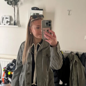 Grön jacka med knappar - Superfin grön vår jacka från Kappahl . Säljer då jag inte använder. Är i mycket bra skick💕 pris kan diskuteras 