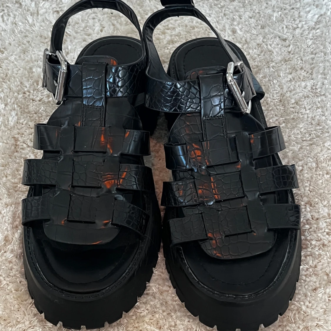 Svarta sandaler med spänne - 2