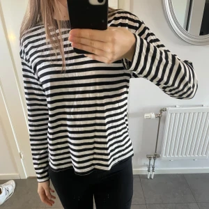 Tröja - I väldigt bra skick! Om den upplevs skrynklig är det endast för att den inte används på ett tag💖💖