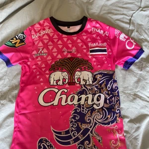 Chang Thailand fotbollströja  - Tja! Säljer en helt ny Thailand tröja, som tyvärr är för liten för mig! Den är i storlek M