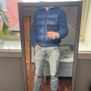 Bvaldi Cardigan Sereno - Säljer en Bvaldi Sereno i storlek S, då den inte längre kommer till användning och bara hänger i garderoben. Sticker ut från de andra cardigansen och är riktigt clean enligt mig. Nypris 2499kr, mitt pris 829kr! Hör av er vid minsta lilla fråga.