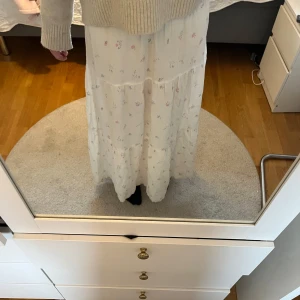 Vit blommig långkjol - Jättegullig långkjol, perfekt till sommaren och våren