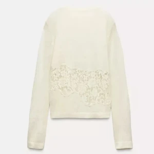 Vit stickad tröja med spetsdetalj från Zara - Säljer denna snygga vita stickad tröja med vacker spetsdetalj över magen!!  Perfekt nu till våren/sommaren🌸🌸🌸 Endast använd och tvättad en gång, så i mycket bra skick! Lite liten i storleken💕