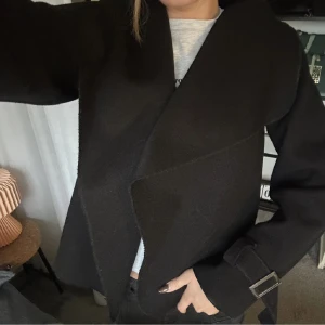 Svart tunn kappa  - Säljer denna stylein likande snygga tunna kappa, passar bra nu till våren🖤🖤köpt i London!