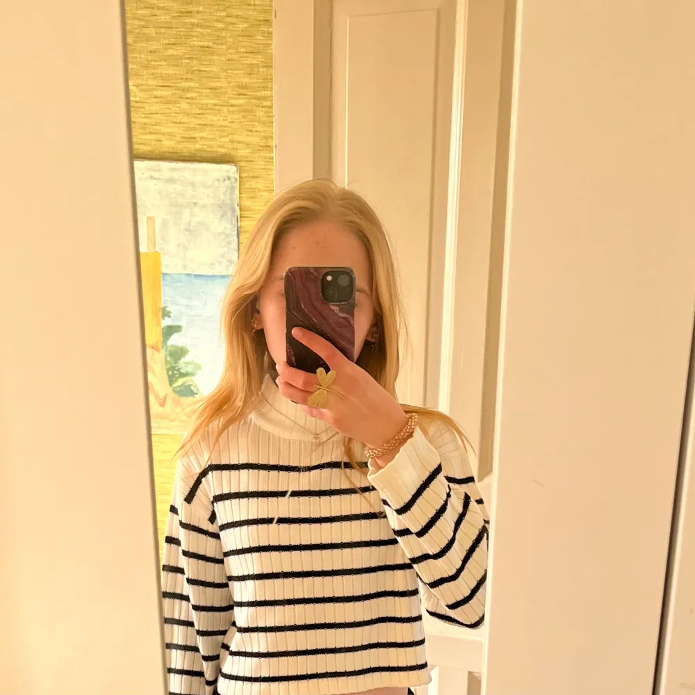 Säljer en snygg vit och svart randig croppad tröja från H&M. Tröjan har en ribbad struktur och långa ärmar, perfekt för en stilren look. Den är både bekväm och trendig, idealisk för vardagsbruk. Är dock lite trång i halsen (förmodligen felsydd) men inget jag märkt förutom när man ska ta av och på tröjan. Skriv vid frågor 💖💕. Neuletakit & Villapaidat.