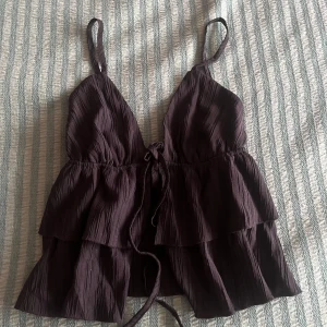 Topp - Super fin topp som man knyter framtill. Den ser lite brun aktig ut men det är bara ljuset. Den är hel svart i verkligheten. Köpte från en tjej på plick men var inte min smak! 