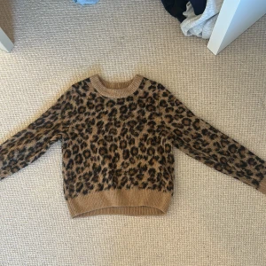 Leopard tröja - Jätte fin leopard tröja med ett mjukt material som ja passar till exempel ett par svarta byxor 