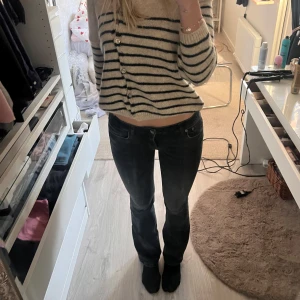 Zara bootcut jeans strl 36  - lågmidjade Zara jeans i strl 36! Långa på mig som är 175 🖤