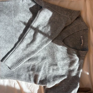 Grå stickad tröja från Zara  - Säljer en helt ny tröja från Zara 
