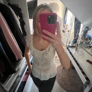 Vit prickig blus från Hollister - Säljer en söt vit blus från Hollister med små blå prickar. Jätteskön!💕