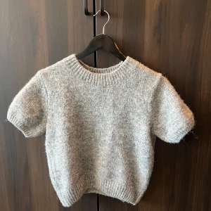 Grå stickad tröja - En grå mycket fint stickad T-shirt från Gina Tricot, använd 3 gånger. Storlek S ☺️