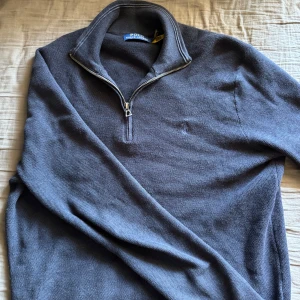 Polo Ralph Lauren Quarter Zip - Säljer denna snygga mörkblåa quarter zip pga att jag aldrig använder den. 10/10 skick har använts ca 2-3 gånger så den är i riktigt fint skick. Köptes i Stockholm på Polo Ralph Laurens egna butik. Kom dm för mer info🫱🏼‍🫲🏽