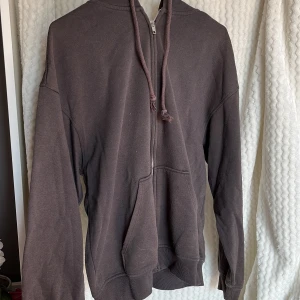 Brun hoodie med dragkedja från H&M Divided🩶 - Säljer en brun hoodie från H&M Divided med dragkedja och fickor framtill. 🐨