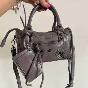 Handväska - såå snygg och populär handväska❤️‍🔥🌟vet ej märke, mycket bra skick har inte sett någon defekt 💕💕allt på bilderna medföljer!❣️