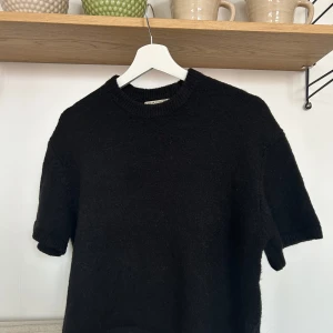 Stickad T-shirt  - Säljer denna stickade T-shirt från Gina Tricot. Storlek L men väldigt liten i storleken, passar mig som vanligtvis har xs/s. Nypris 300kr, säljer för 100kr.