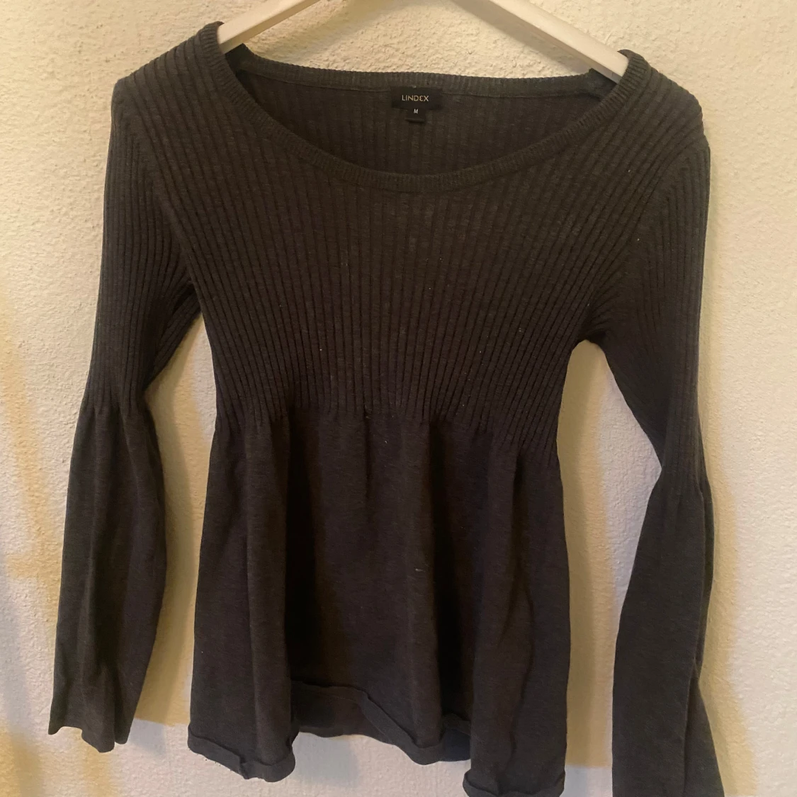 Mörkgrå ribbad tröja från Lindex - 2