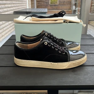 Lanvin - Säljer dessa sjukt snygga lanvins med glans! Svarta. Uk10 vilket motsvarar 44! Skick 8/10. Defekter? Heeldrag samt 2 sömmar släppt. Vad ingår? Box, 2 st dustbags, extrasnören! Hör av dig vid minsta fundering 🤩