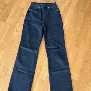 Raka jeans  - Raka svarta jeans från bikbok. Passar någon som är runt 170 cm lång. 