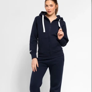 Russemerch sett - Säljer mitt russemerch sett i färgen ”navy” båda delarna är i S. Endast använt en ggn då de var för stort för mig så i nyskick🩷🩷köpt för 1248kr mitt pris 850