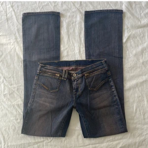 Unika Lågmidjade jeans - I bra skick! Jag är 180 och brukar ha 38/m, mått: midjemått rakt över 38+ lite stretch grenhöjd 19 lår24,5 benöppning 21 innerbenslängd 85,5 cm❤️
