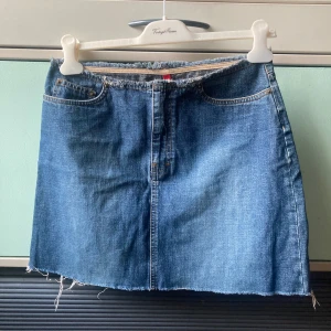🍒Vintage y2k jeanskjol🍒 - 🍒DREAMY DENIM🍒En kort kjol i 100% denim. Kjolen har medelhög midja, råa kanter och 1 bakficka Har kortat den själv, så ev kan den behöva sys lite i sömmarna längst ner på sidorna.🍒