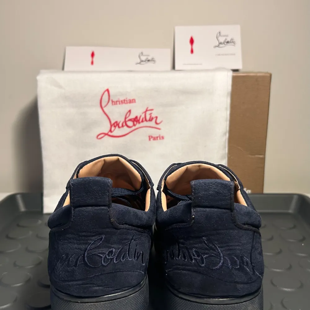 Säljer du dessa feta Loubs i storlek 43. Skorna är sparsamt använda och har få tecken på användning (skick 8,5/10). Og box, dustbag och taggar medföljer. Vid frågor eller önskemål om fler bilder är det bara att höra av sig🤩. Kengät.