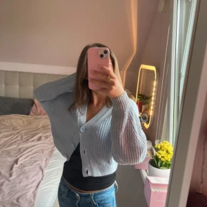 Ljusblå kofta - Supersöt ljusblå kofta ! Knappt använd ! 💘Liten smink fläck på insidan som inte syns 🩷