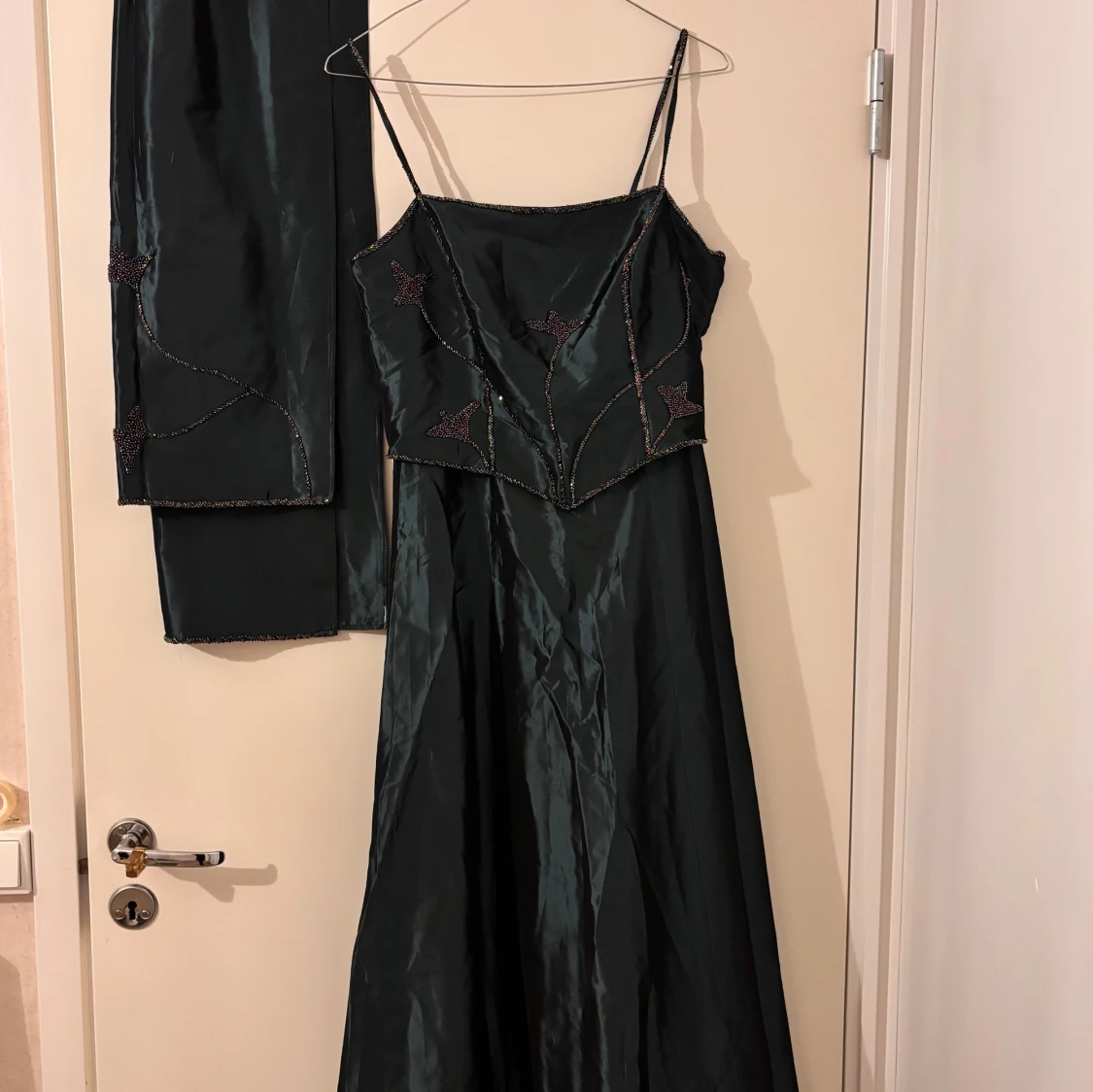 Mörkgrön klänning med broderade detaljer