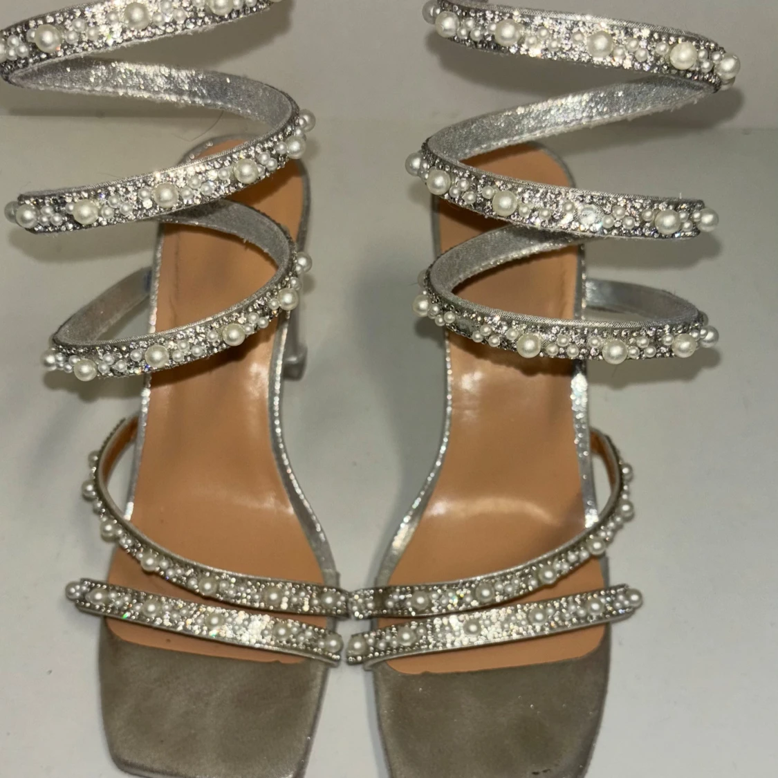 Silvriga klackskor med pärldetaljer - 1