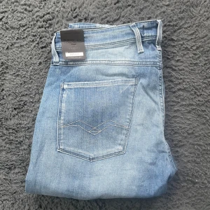 Replay Anbass jeans  - Helt nya Replay jeans! Börja följ för jag har över 100 par helt nya Replay jeans som kommer laddas upp!!!Tyvärr kan jag inte skicka bild när jag själv bär plagget då jag för det första ofta inte kan ha storlekarna jag säljer och för det andra skulle det bli alldeles för mycket jobb när jag säljer så mycket, så jag rekommenderar att man kikar måtten på sista bilden heller googlar på modellnamnet för att se passformen :) tyvärr en liten fläck som skett under transporten. Har inte prövat ta bort.2