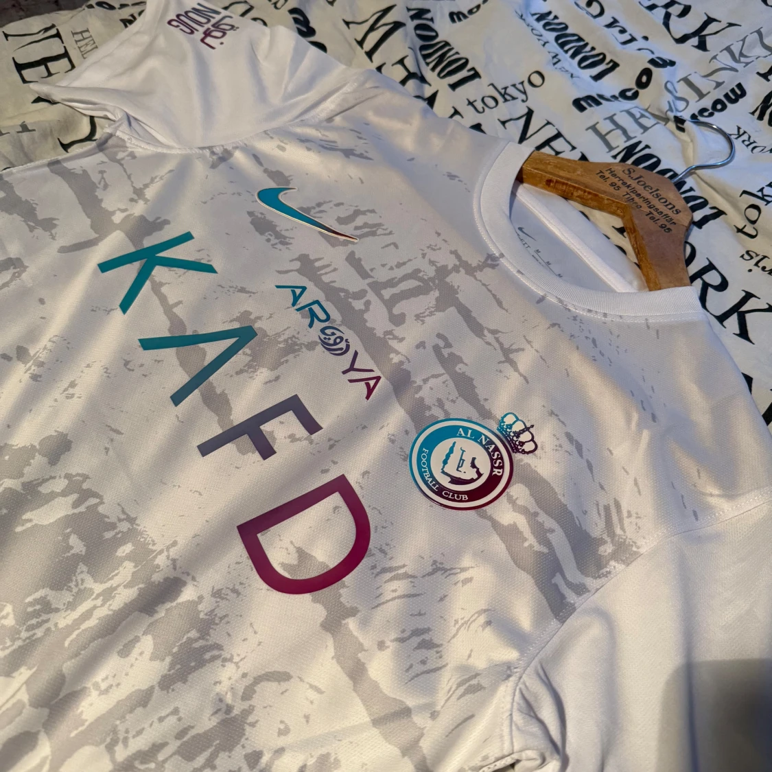 Vit fotbollströja med tryck - 1