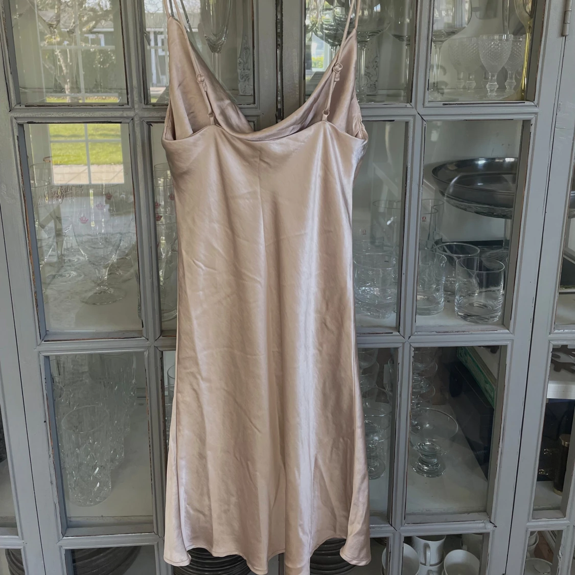 Kort satin klänning  - 1