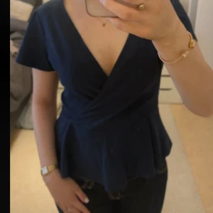 Marinblå blus från Lindex - Jätte snygg blus från Lindex. Passar jätte bra och inga problem med den!☺️☺️