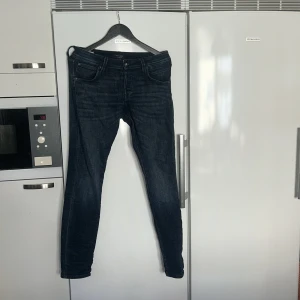Mörkblå Jack&Jones jeansbyxor - Snygga mörkblå jeansbyxor med en slim passform. De har en klassisk femficksdesign och är perfekta för en stilren look. Midjan är midwaist och byxorna har en dragkedja framtill. Pris kan diskuteras 👍