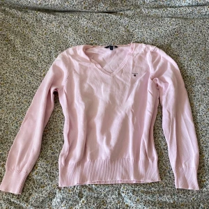 Ljusrosa tröja från GANT - Jättefin stickad tröja från gant. 100% bomull. Storlek XL, alla mått finns i bilderna. Hör av dig om du har frågor 🩷  #gant #vneck #pink #coquette #girly #softgirl #softcore #cute #cozy #springfashion 🩷