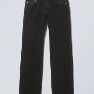 Svarta jeans från weekday - Snygga svarta jeans från weekday med klassisk femficksdesign och nitar vid fickorna. Jeansen har en rak passform och är perfekta för en stilren look. De är tillverkade i slitstarkt denim och har en läderpatch med weekday-logga bak. Snygga och lågmidjade!! Uppprättade nere vid hälen!