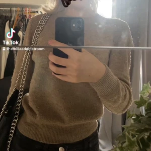 Stickad tröja - Super söt stickad brun/beige tröja. Lite nopprig! Storlek xs. Tror den är från hm🥰 100kr