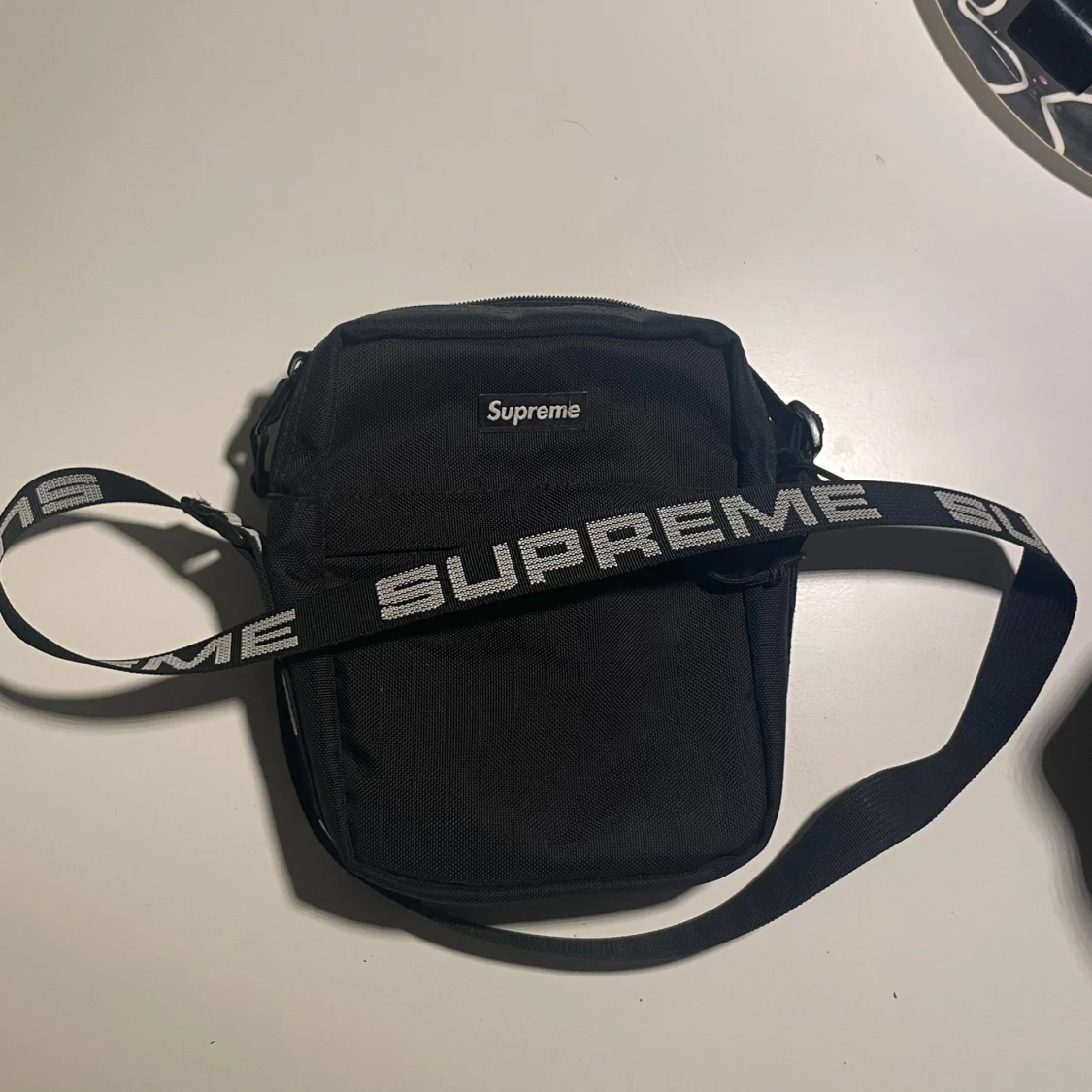 Svart axelväska från Supreme