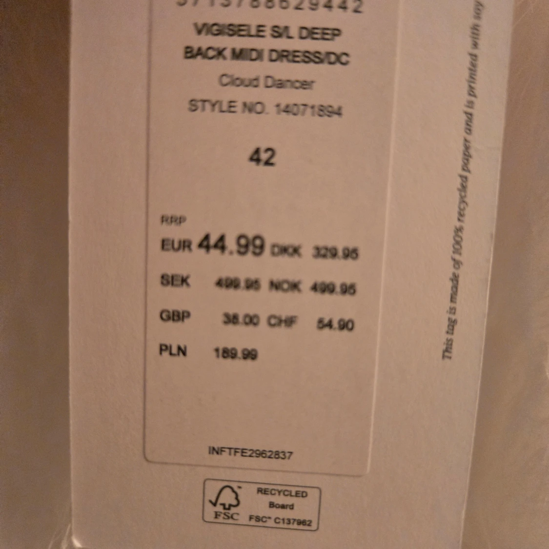 Vit klänning med fjäderdetaljer - 2