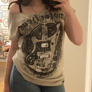 Motörhead T-shirt off shoulder - Jätte söt motörhead topp med off shoulder.  Aldrig använt bara klippt av prislappen.