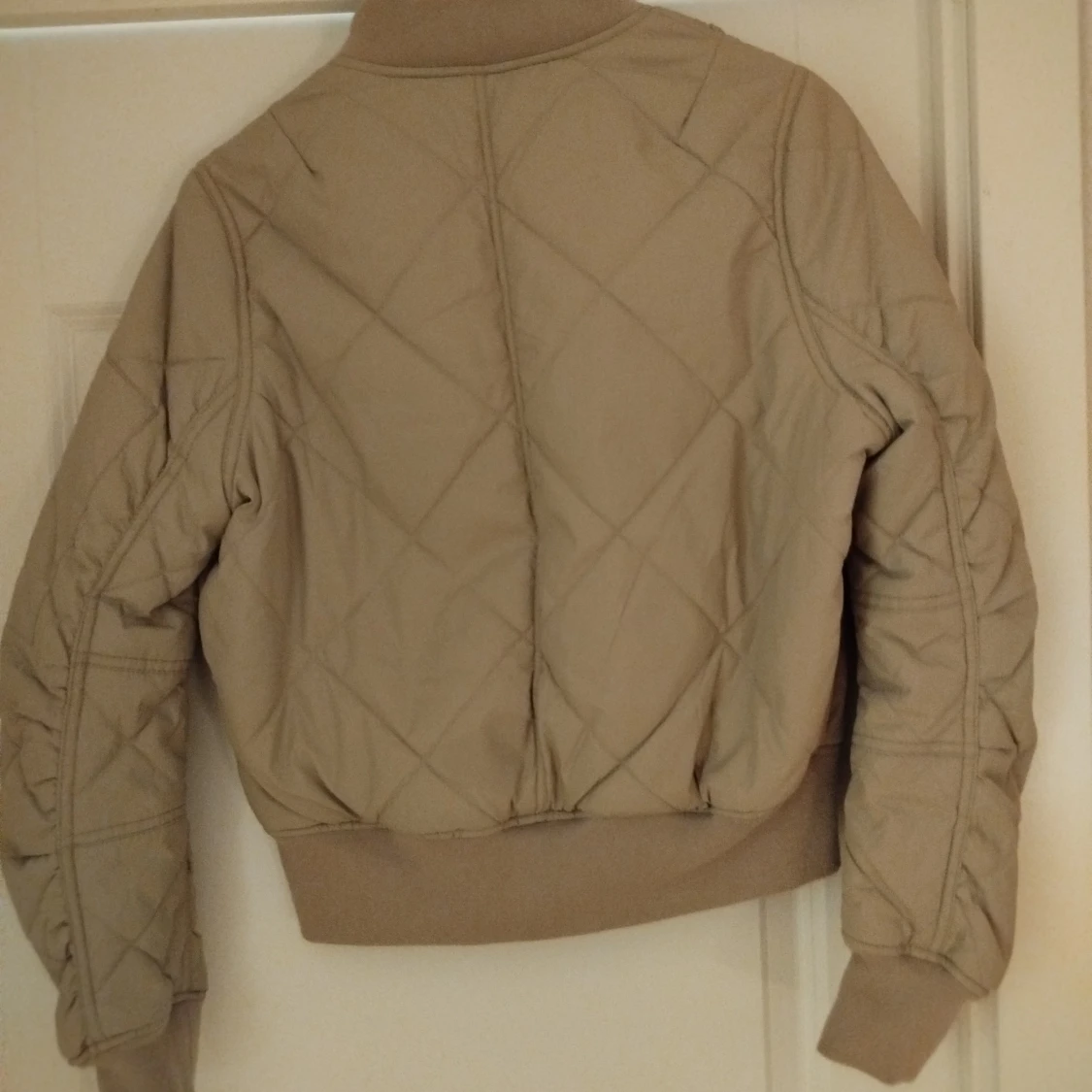 Beige bomberjacka från Price Kate - 1