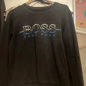 Boss hoodie  - Ser smutsig ut på bilderna men det är bara min kamera haha den är bra skick