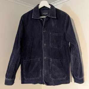 A Day’s March Overshirt  - Säljer denna sjukt snygga Overshirten från A Day’s March⭐️ Färgen är mörkblå och storleken är M⭐️Jackan har inga defekter och skicket är utomordentligt🙌🤝 Sjukt najs passform och material också⭐️🙌 Tveka inte på att höra av er dig vid minsta fråga eller fundering😊