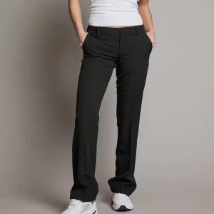 Svarta lågmidjade kostymbyxor bikbok - Snygga svarta kostymbyxor med en klassisk straight passform. Byxorna har en lågmidja och är perfekta för en stilren look. 