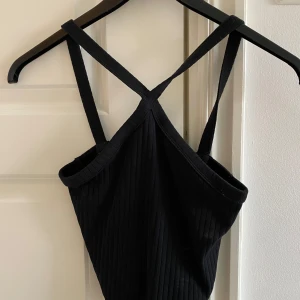 Svart ribbad linnetopp från Gina Tricot - Snygg svart ribbad linnetopp från Gina Tricot. Perfekt för sommaren, aldrig använd därav jag säljer💕💕