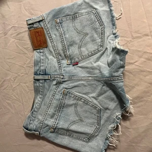 Ljusblåa levis shorts - Levis jeans shorts storlek 29! Passar mig som vanligtvis har 36/38. 