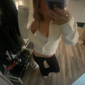 Vit kofta - Säljer en vit kofta med långa ärmar och knappar framtill. Perfekt för att hålla sig varm och stilren. Passar bra till både jeans och kjol.