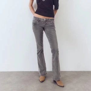 Gina tricot lågmidjade jeans - Jättefina gråa lågmidjade jeans från Gina tricot. De är helt nya med prislappen kvar och är slutsålda på hemsidan💕
