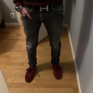 Vinröda Louboutins - Säljer ett par Vinröda Louboutin Junior Lows med Spikar. Skick: 7/10, de finns mindre defekter men inget som påverkar användningen av skorna, t.ex inga hål osv. Skriv vid funderingar⚜️🥇